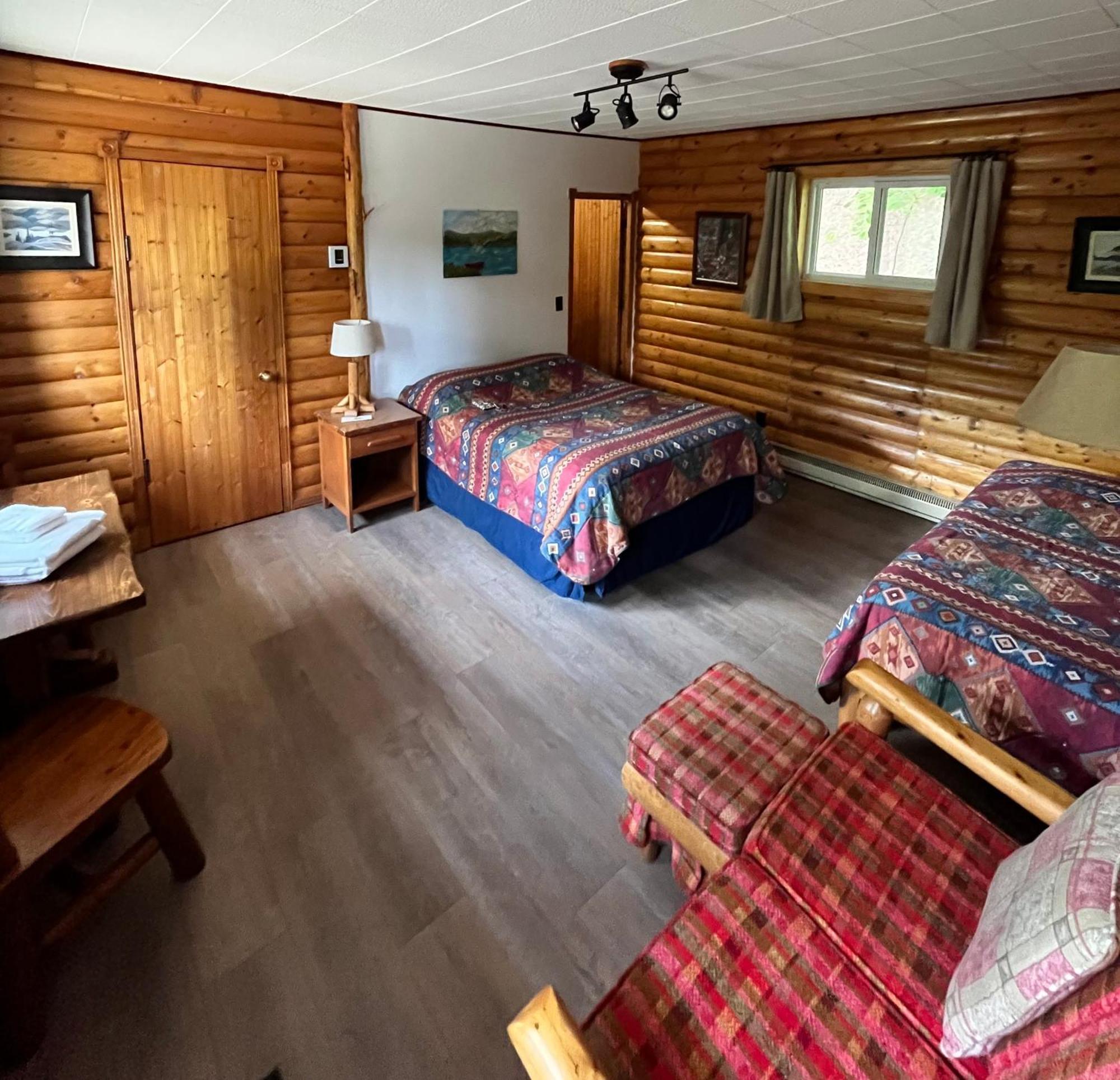 Kan-A-Mouche Pourvoirie Auberge Et Chalets Saint-Michel des Saints Bagian luar foto