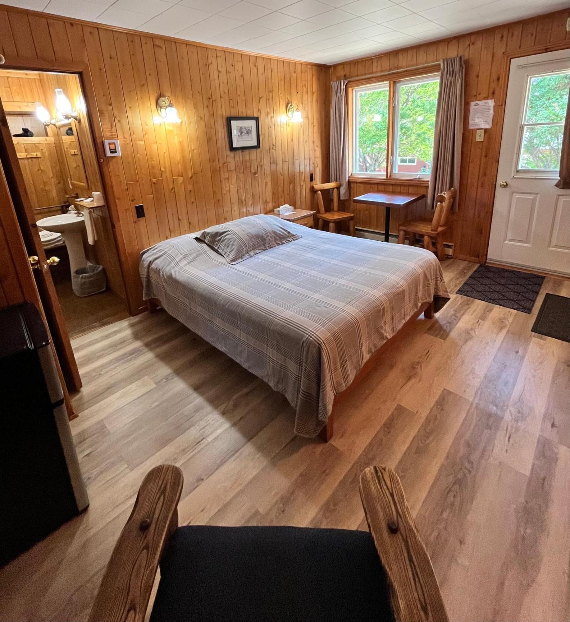 Kan-A-Mouche Pourvoirie Auberge Et Chalets Saint-Michel des Saints Bagian luar foto