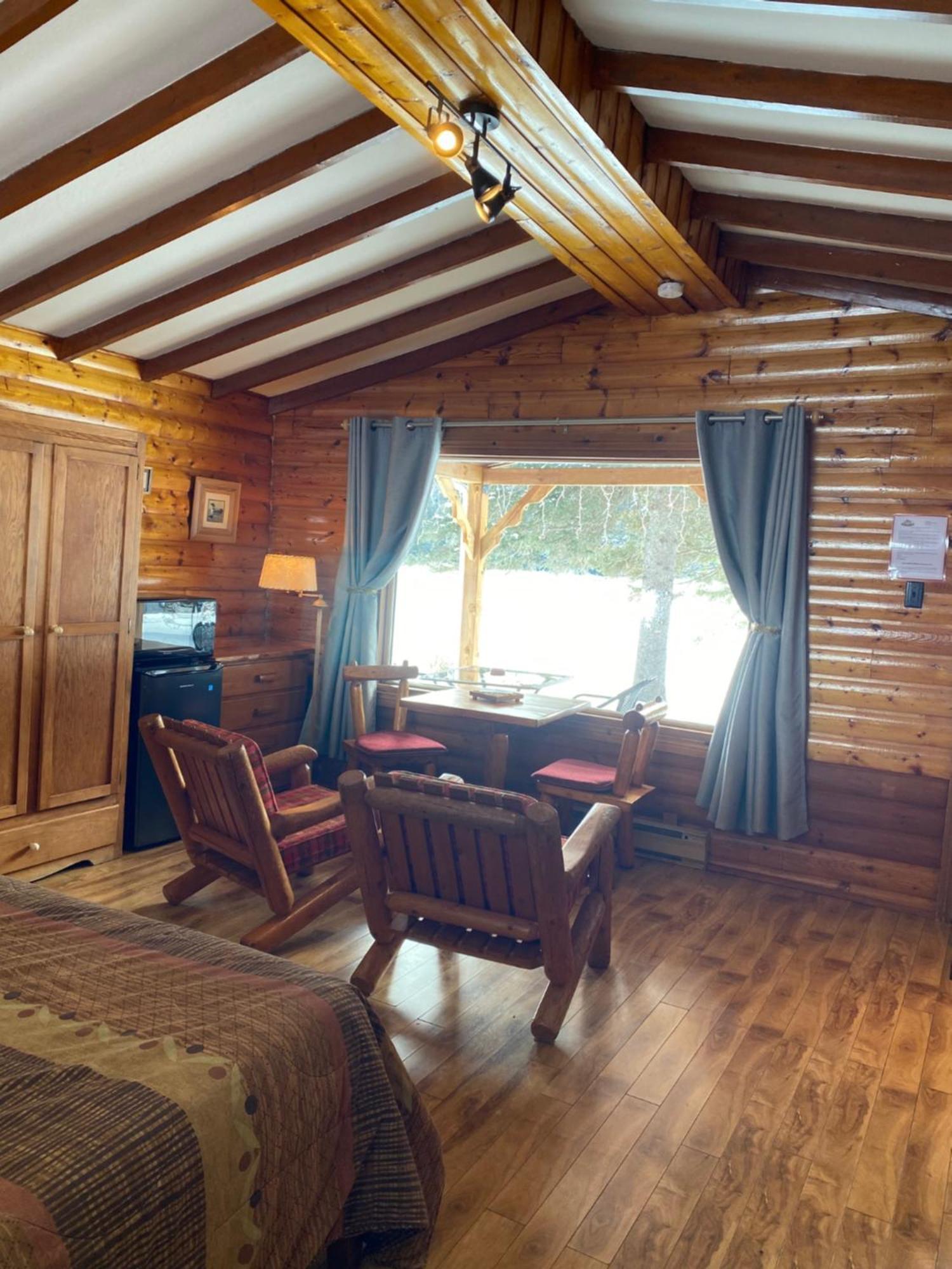 Kan-A-Mouche Pourvoirie Auberge Et Chalets Saint-Michel des Saints Ruang foto