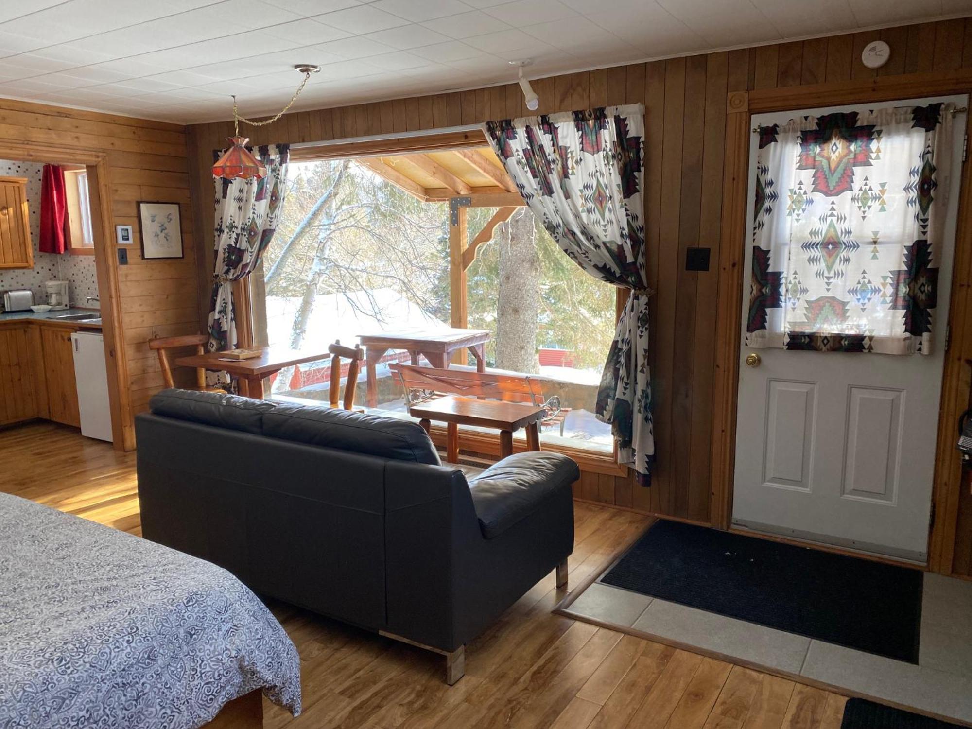Kan-A-Mouche Pourvoirie Auberge Et Chalets Saint-Michel des Saints Ruang foto